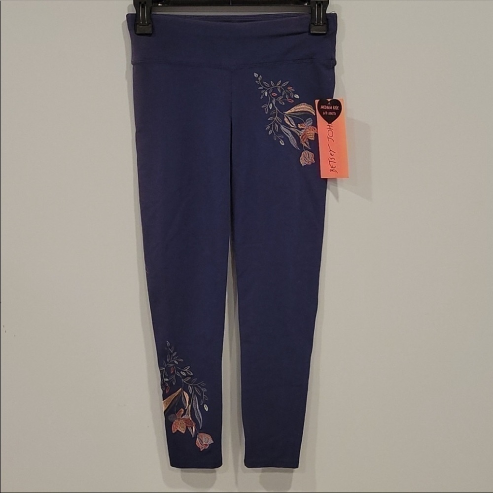 🎉 SALE Betsy Johnson Performance Leggings. Irregular